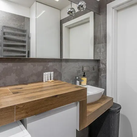 Apartment Zabrska 18 Spacious By Bookinghost